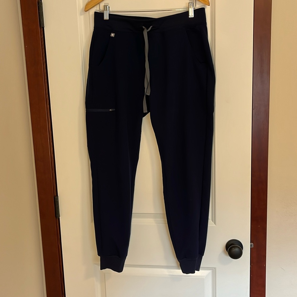Women’s medium Zamora jogger scrubs in navy blue